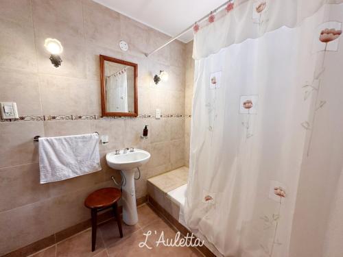 卡法亚特L' Auletta的一间带水槽和淋浴帘的浴室