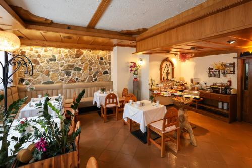 纽伦堡弗兰肯城大酒店 的一间设有两张桌子和石墙的餐厅