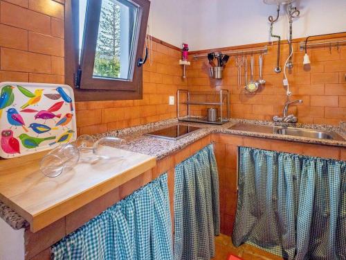 洛斯卡尼奥斯德梅卡La casita的厨房配有水槽和台面