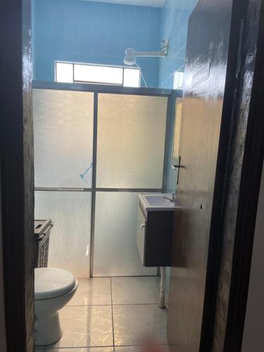 坎皮纳斯Quarto em frente moradia unicamp的一间带卫生间和水槽的浴室