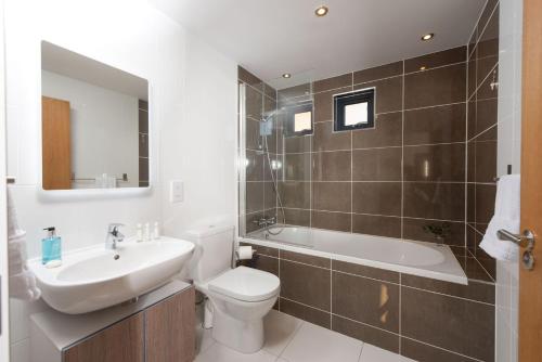 圣阿格尼丝Wavelength的浴室配有盥洗盆、卫生间和浴缸。