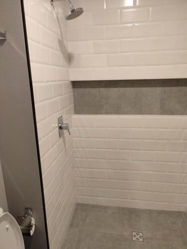 科恰班巴Departamento con vista al cristo的浴室设有白色瓷砖淋浴。