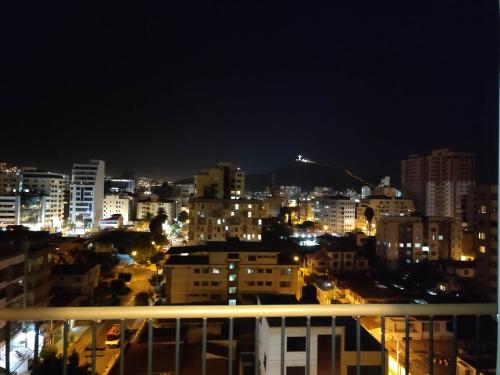 科恰班巴Departamento con vista al cristo的夜晚带灯光的城市景观