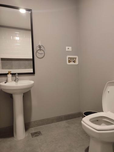 科恰班巴Departamento con vista al cristo的浴室配有白色卫生间和盥洗盆。