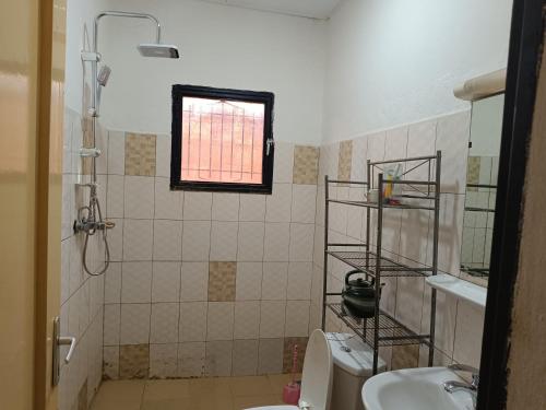 瓦加杜古AKD Résidence et Automobile的带淋浴、卫生间和盥洗盆的浴室