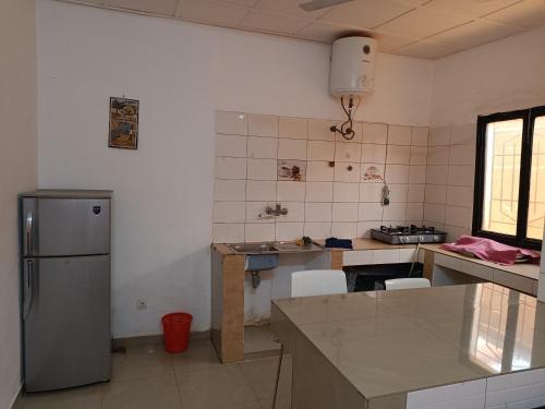 瓦加杜古AKD Résidence et Automobile的厨房配有冰箱和台面