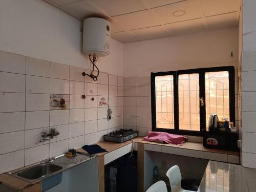 瓦加杜古AKD Résidence et Automobile的厨房设有水槽和窗户。