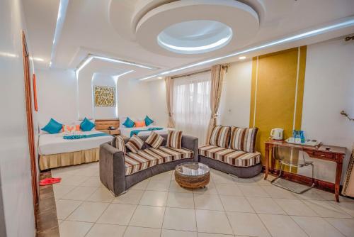 内罗毕梅丽丽酒店的客厅配有2张沙发和1张床