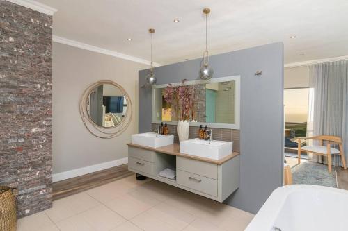 克尼斯纳Luxury Views + Excellence - Pezula no Loadshedding的浴室设有2个水槽和镜子