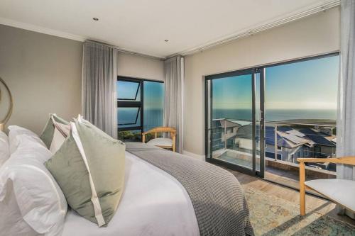克尼斯纳Luxury Views + Excellence - Pezula no Loadshedding的一间卧室设有一张床,享有海景