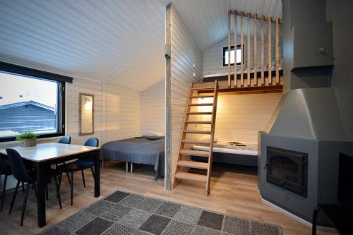 AavasaksaAava Sky Village Aurinkomaja的一个小房子,有楼梯和一间卧室
