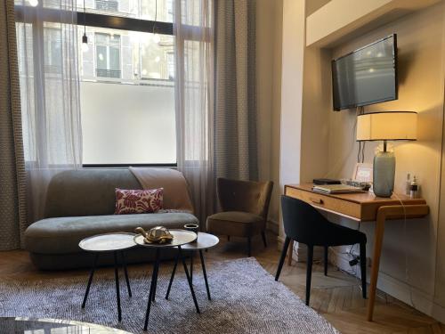 兰斯Loft Royal des Promenades的客厅配有沙发、桌子和书桌