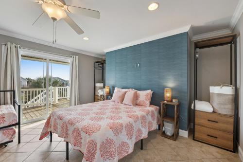 霍尔顿海滩Bird's Nest的一间卧室设有一张床和一个阳台