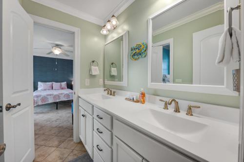 霍尔顿海滩Bird's Nest的一间带两个盥洗盆和大镜子的浴室