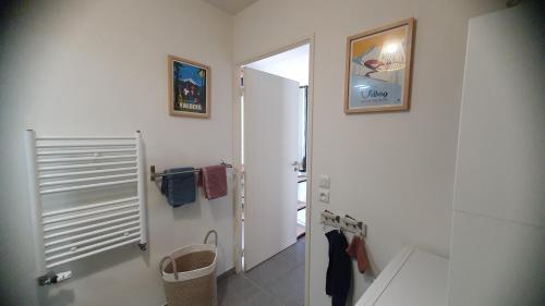 瓦尔堡T3 STANDING CENTRE STATION VALBERG的白色的浴室设有镜子和走廊