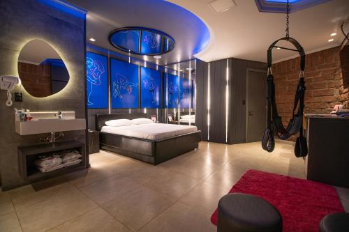 卡拉济纽Motel Casa de Pedra的一间卧室设有一张床和一间浴室。