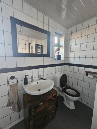 威森肖Double bedroom located close to Manchester Airport的一间带水槽、卫生间和镜子的浴室