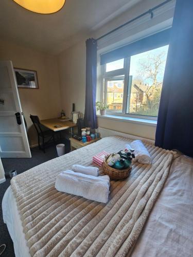 威森肖Double bedroom located close to Manchester Airport的一间卧室配有带毛巾的床和窗户。