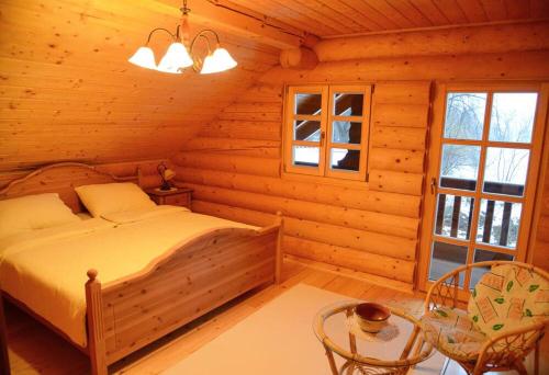 Luxury Chalet at Podlipje Estate的小木屋内一间卧室,配有一张床