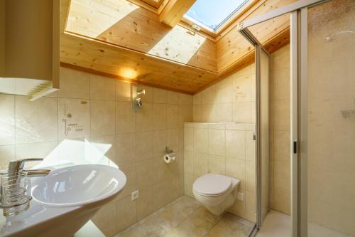 翁根Kinohaus 7的一间带水槽、卫生间和天窗的浴室