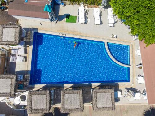 奥塔肯特维拉斯酒店的享有大型蓝色游泳池的顶部景致