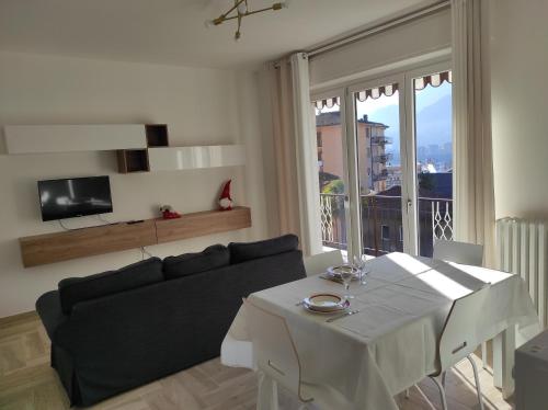 奥梅尼亚Residenza Gattoni CIR 10305000162 Omegna Lago d'Orta的客厅配有白色桌子和沙发