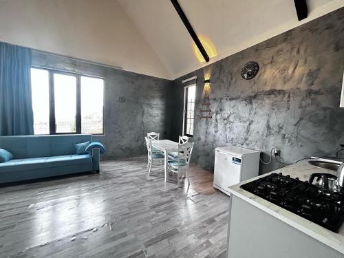 库萨雷Shahdag Mountain House的厨房以及带蓝色沙发的客厅。