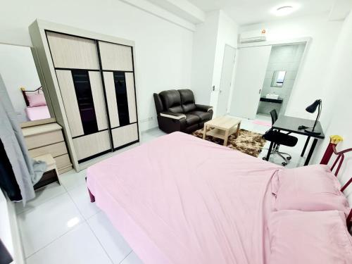 新山Sky tren service apartment的卧室配有粉红色的床和椅子