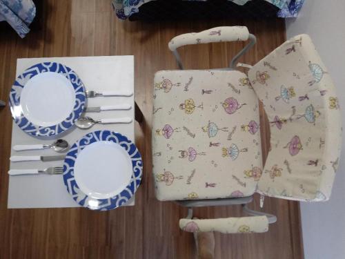 南圣克鲁斯Mini Kitnet - Santa Cruz do Sul的一张桌子,上面有两盘盘子和餐巾