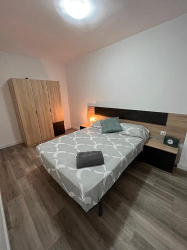 萨拉戈萨Apartamento en Zaragoza con parking的一间卧室配有一张大床和一张书桌