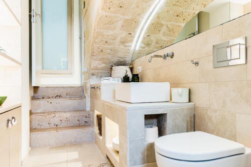 莫诺波利B&b Casa Maredentro的一间带卫生间和水槽的浴室