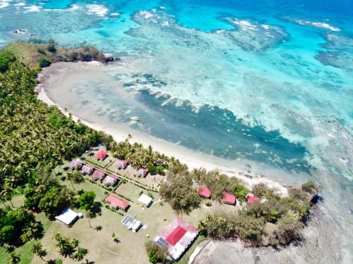 纳库拉岛S@fe Landing Lodge的一组帐篷享有海滩的空中景致