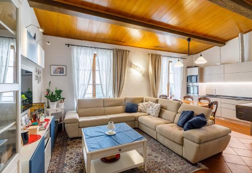 佛罗伦萨Haggi’s Residence的客厅配有沙发和桌子