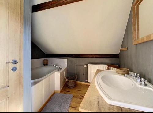TaillesThe Lodge Ardenne的浴室配有盥洗盆和浴缸。
