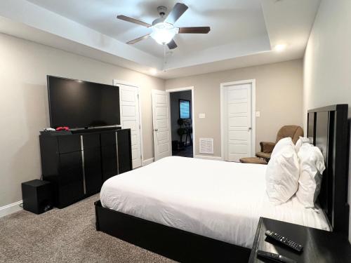克拉克斯维尔Spotless的卧室配有白色的床和吊扇