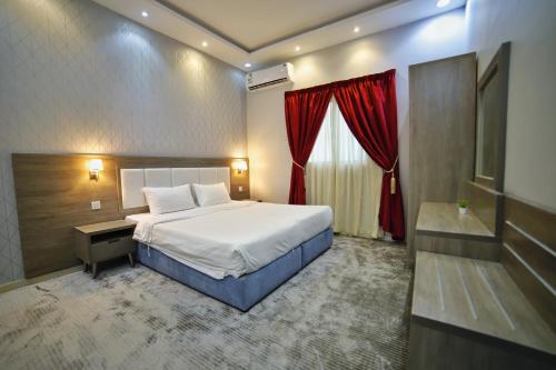 麦地那Modern Family Apartments 7 Mins Drive to Al Masjid Nabwi - Al Jamawat的酒店客房设有床和窗户。