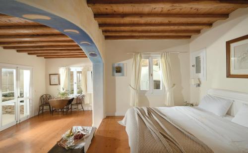 法蒂亚Villa Galaxy的一间卧室配有一张大床和一张桌子