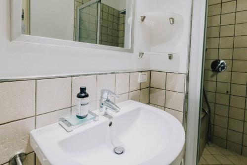 维罗纳Palazzo San Zeno的浴室设有白色水槽和镜子