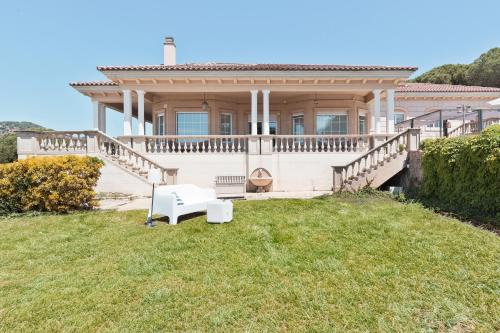 TeiàLuxury Seaview Villa by Olala Homes的一座带门廊和草坪的大型白色房屋
