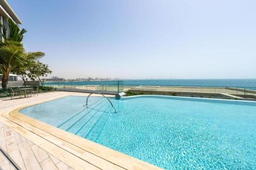 迪拜Bluewaters Luxe 3BR with maids room - Panoramic Sea View - CityApartmentStay的海景游泳池