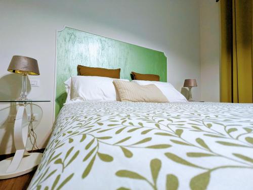 萨莱诺gia'Notte BB Salerno Centro by ElodeaGroup的一间卧室配有一张大床和绿色床头板