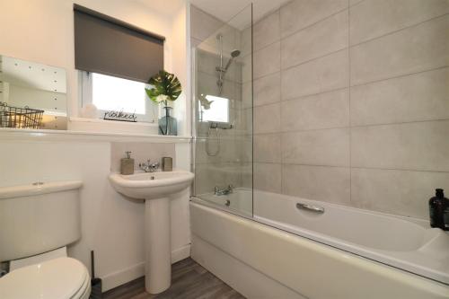 格拉斯哥Signature - Belvidere House的浴室配有盥洗盆、卫生间和浴缸。