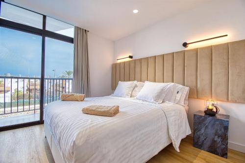 圣巴托洛梅Suite Guinea 506 by Homestaygrancanaria的一间卧室设有一张大床和大窗户
