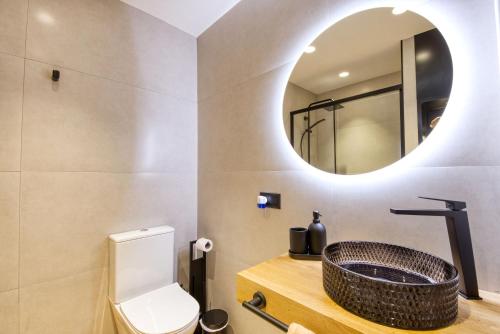 圣巴托洛梅Suite Guinea 506 by Homestaygrancanaria的一间带水槽和镜子的浴室