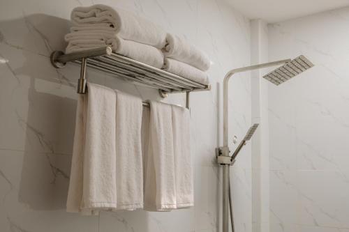 帕古普Saffire Beach Resort and Glamping的浴室内带毛巾的毛巾架