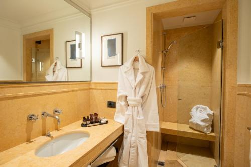 博洛尼亚Hotel Brun的一间带水槽和淋浴的浴室