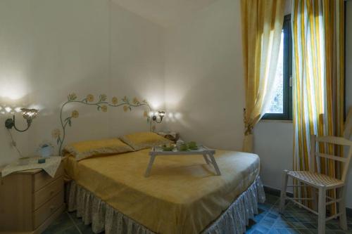 冯塔尼比安奇Exclusive villa in Fontane Bianche - Beahost的一间卧室配有一张桌子和一张床铺