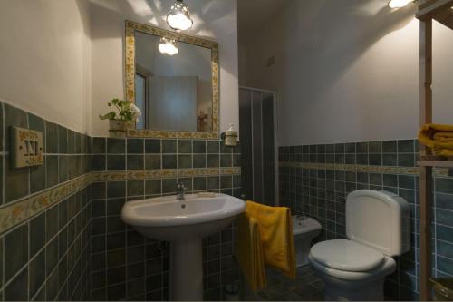 冯塔尼比安奇Exclusive villa in Fontane Bianche - Beahost的一间带水槽、卫生间和镜子的浴室