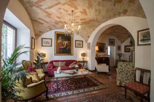 马切拉塔Dimora Rosa Bianca的客厅配有红色的沙发和椅子