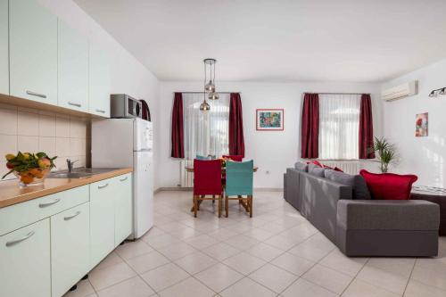 克拉列维察Two-Bedroom Apartment in Kraljevica II的厨房以及带沙发和桌子的客厅。